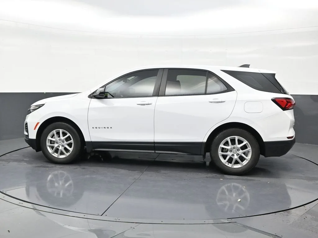 2023 Chevrolet Equinox LS photo 2