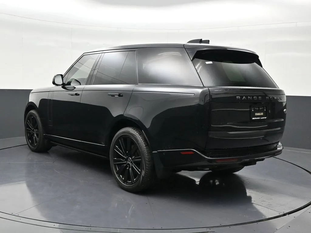 2023 Land Rover Range Rover SE photo 3