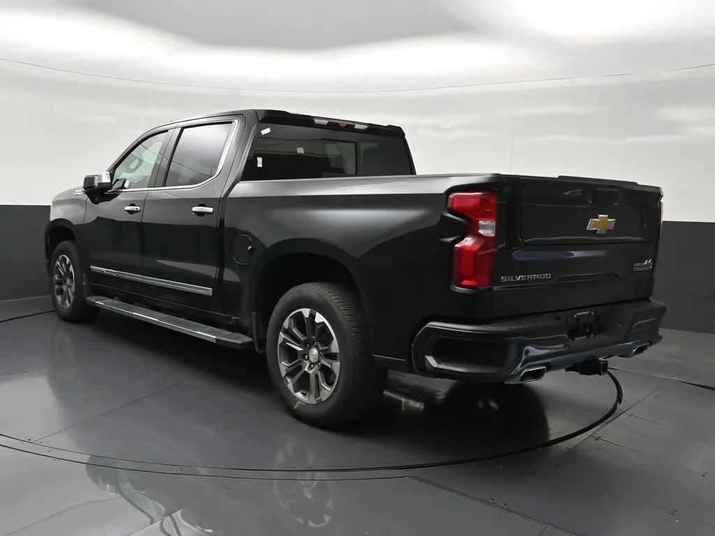 2024 Chevrolet Silverado 1500 High Country photo 3