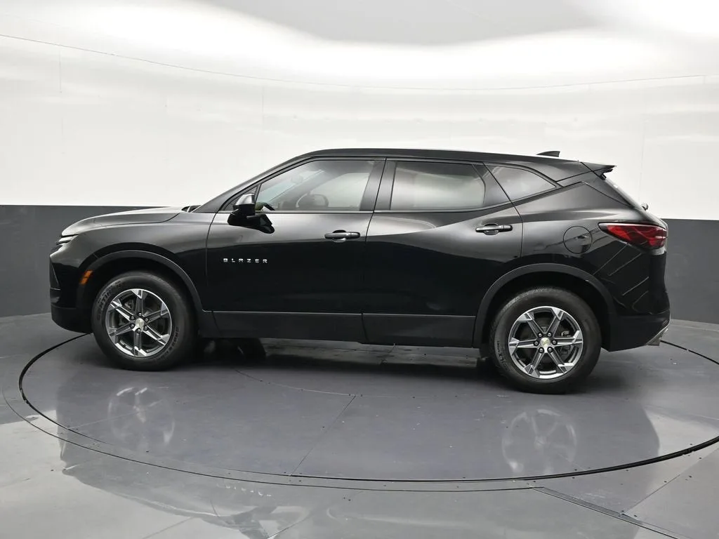 2023 Chevrolet Blazer 2LT photo 2