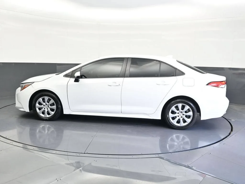 2021 Toyota Corolla LE photo 2
