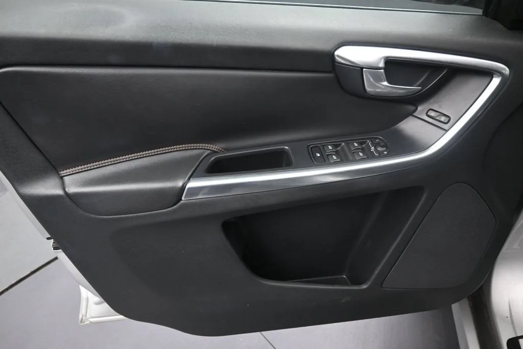 2015 Volvo XC60 T6 Premier Plus photo 10