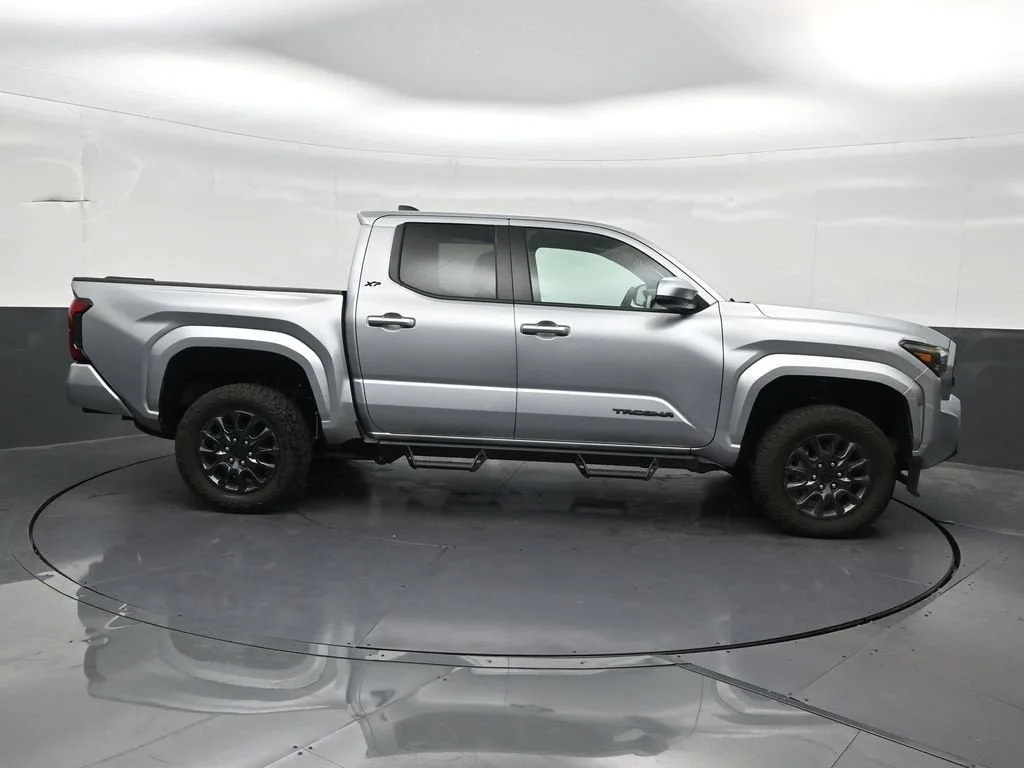 2025 Toyota Tacoma SR5 photo 7