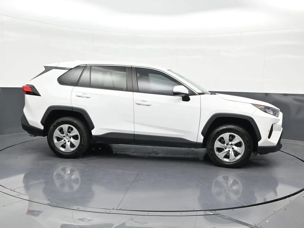 2022 Toyota RAV4 LE photo 7