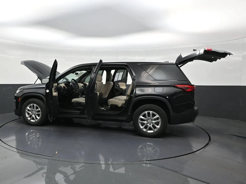 2023 Chevrolet Traverse LS photo 2