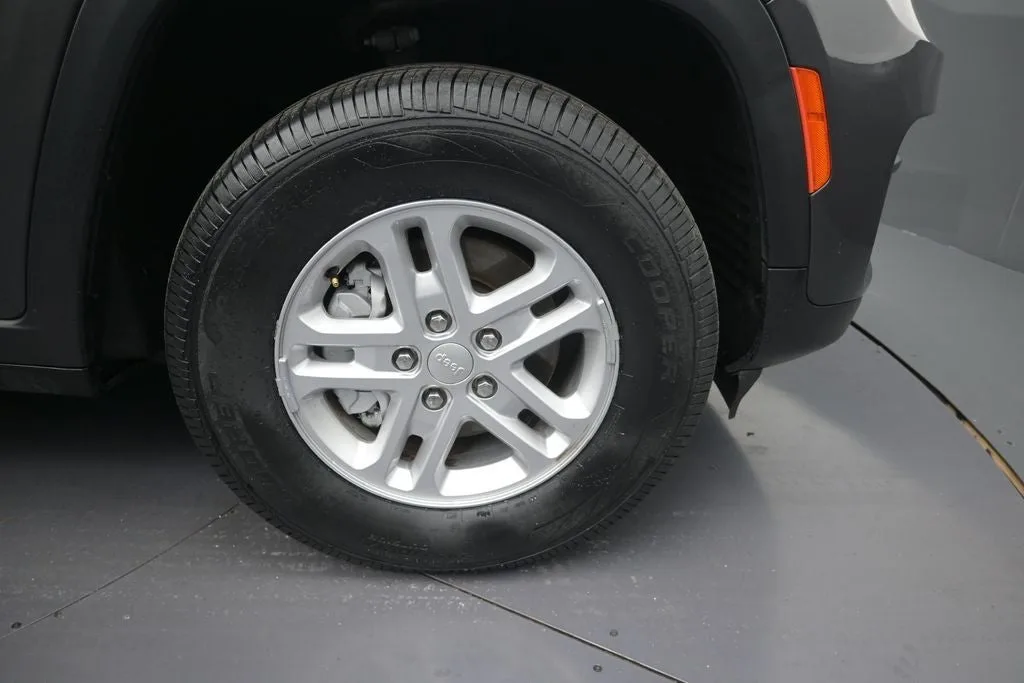 2023 Jeep Grand Cherokee Laredo photo 9