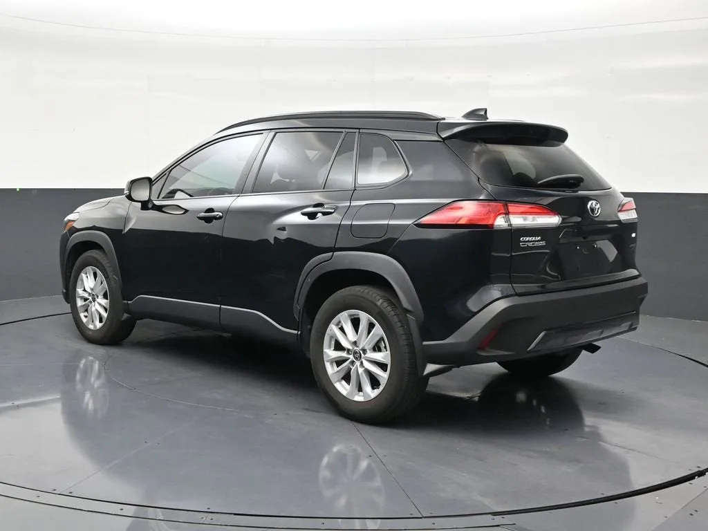 2024 Toyota Corolla Cross LE photo 3