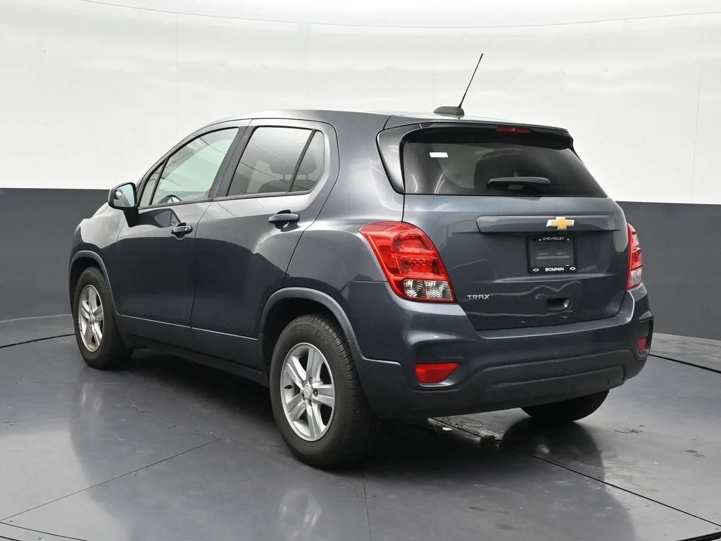 2021 Chevrolet Trax LS photo 3