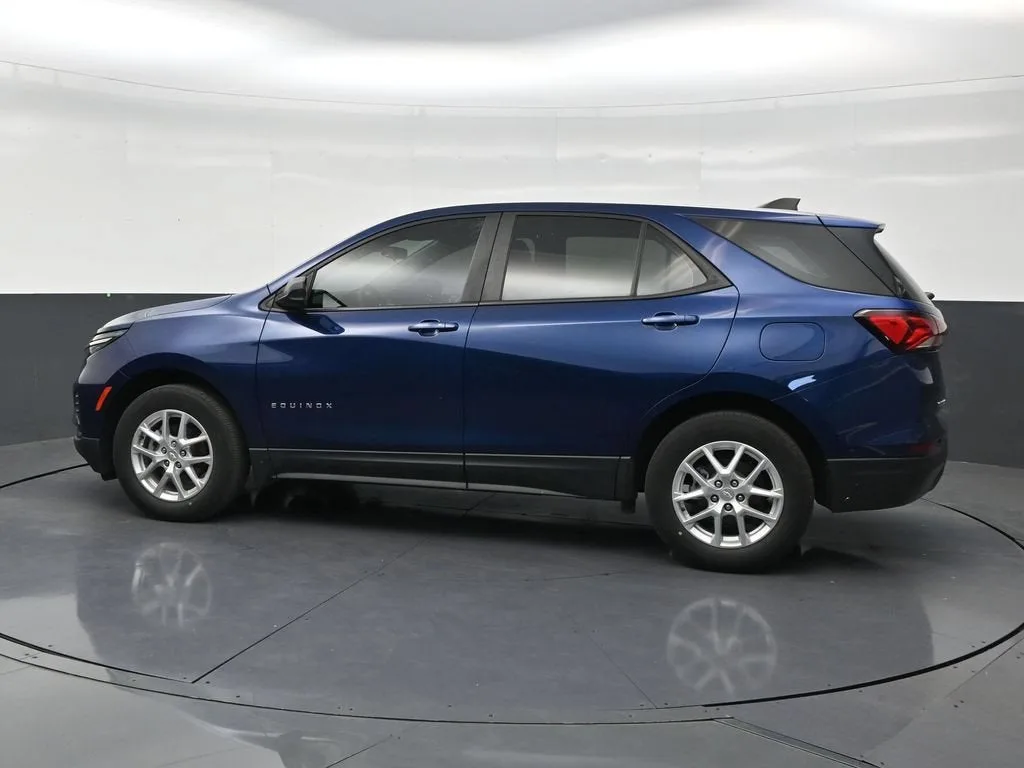 2022 Chevrolet Equinox LS photo 2