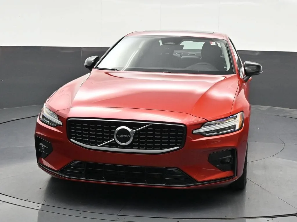2023 Volvo S60 B5 Core Dark Theme photo 9