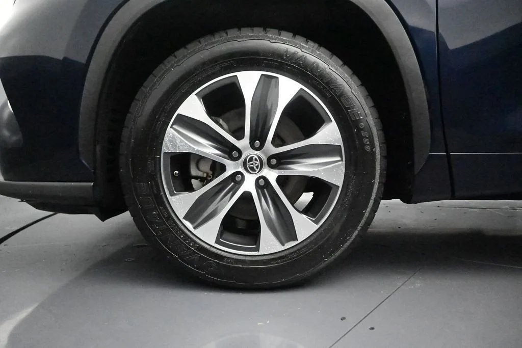 2021 Toyota Highlander XLE photo 10