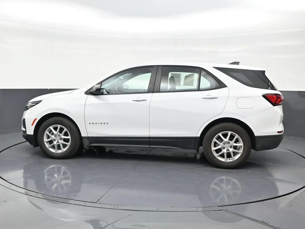 2024 Chevrolet Equinox LS photo 2