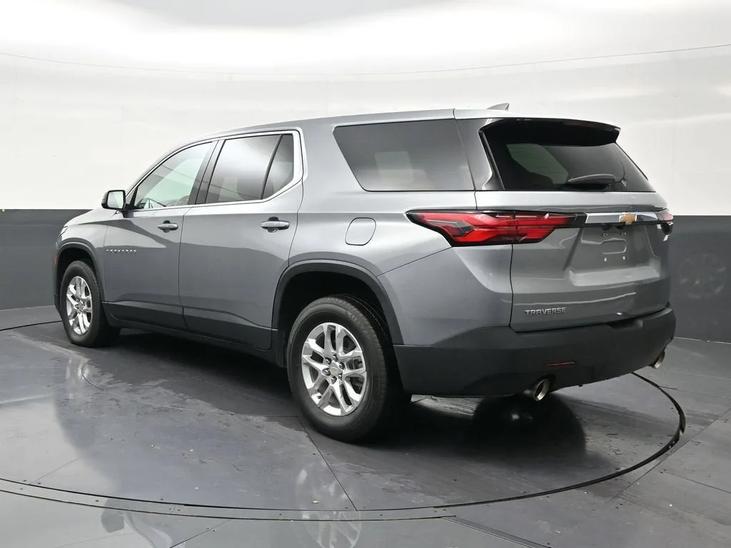 2023 Chevrolet Traverse LS photo 3