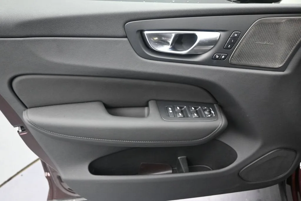 2026 Volvo XC60 Plus photo 11