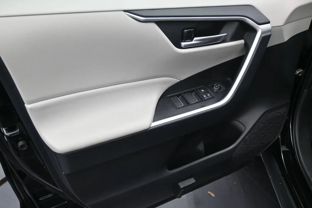 2025 Toyota RAV4 XLE photo 11