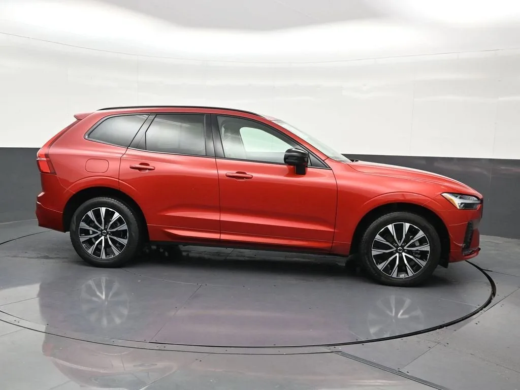 2024 Volvo XC60 B5 Core Dark Theme photo 7