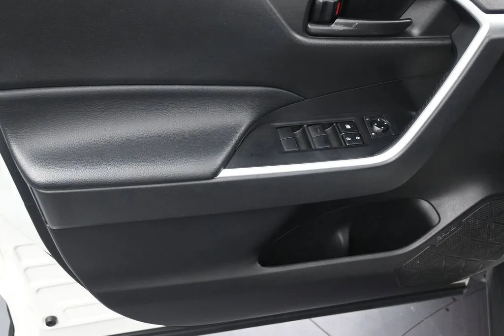 2022 Toyota RAV4 LE photo 10