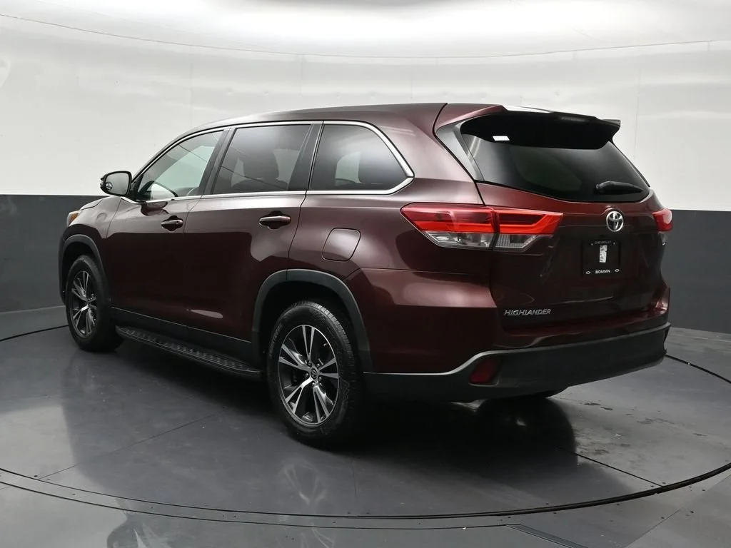 2019 Toyota Highlander LE photo 3