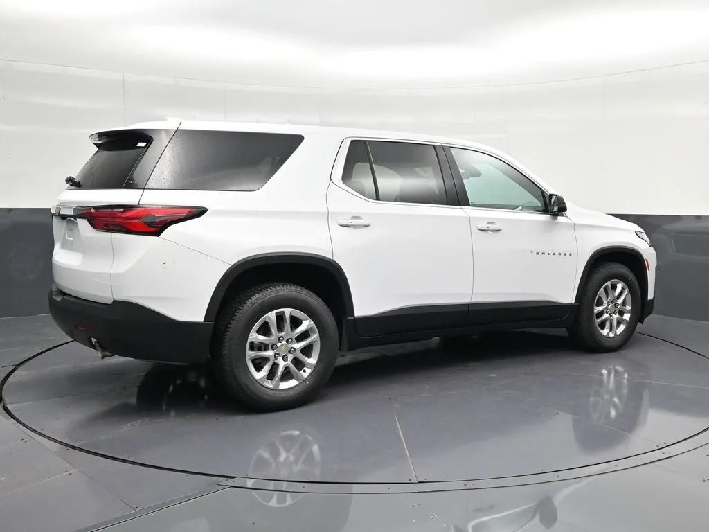 2023 Chevrolet Traverse LS photo 3
