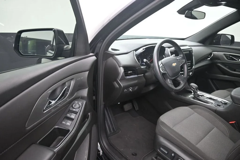 2023 Chevrolet Traverse LT Cloth photo 10