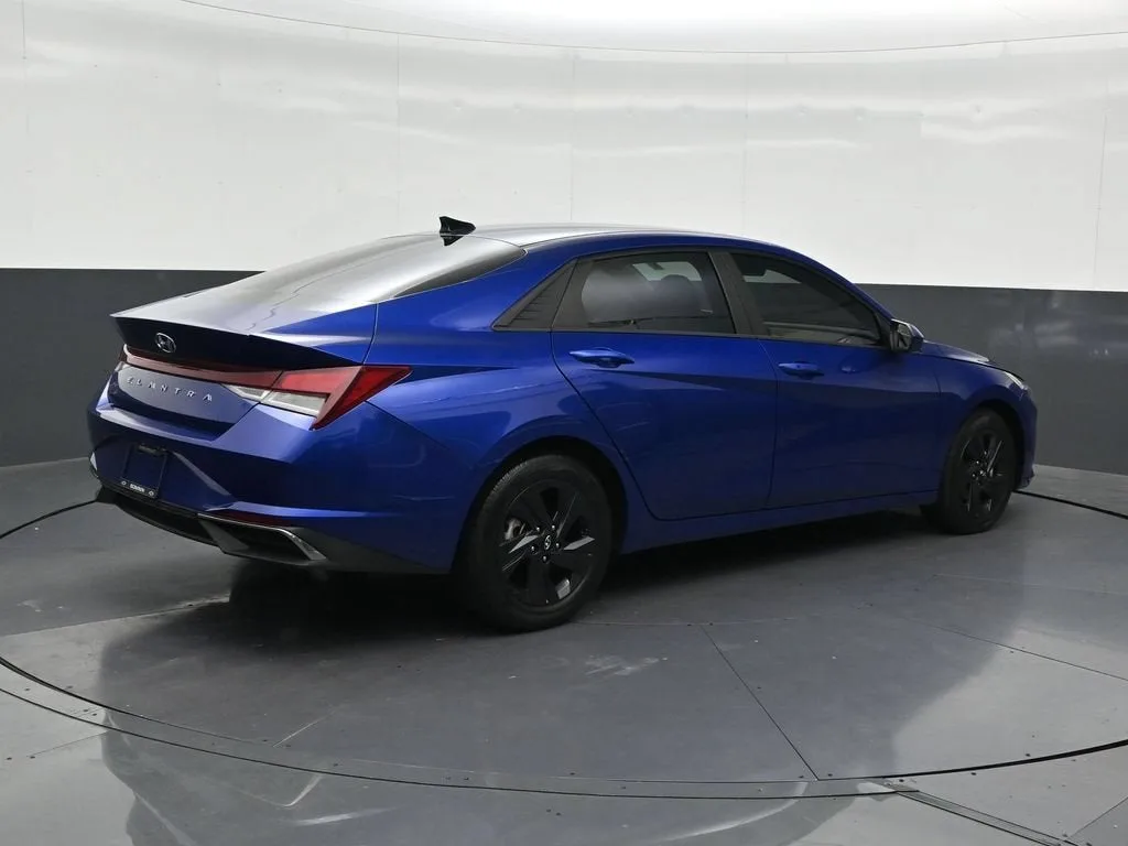 2023 Hyundai Elantra SEL photo 5