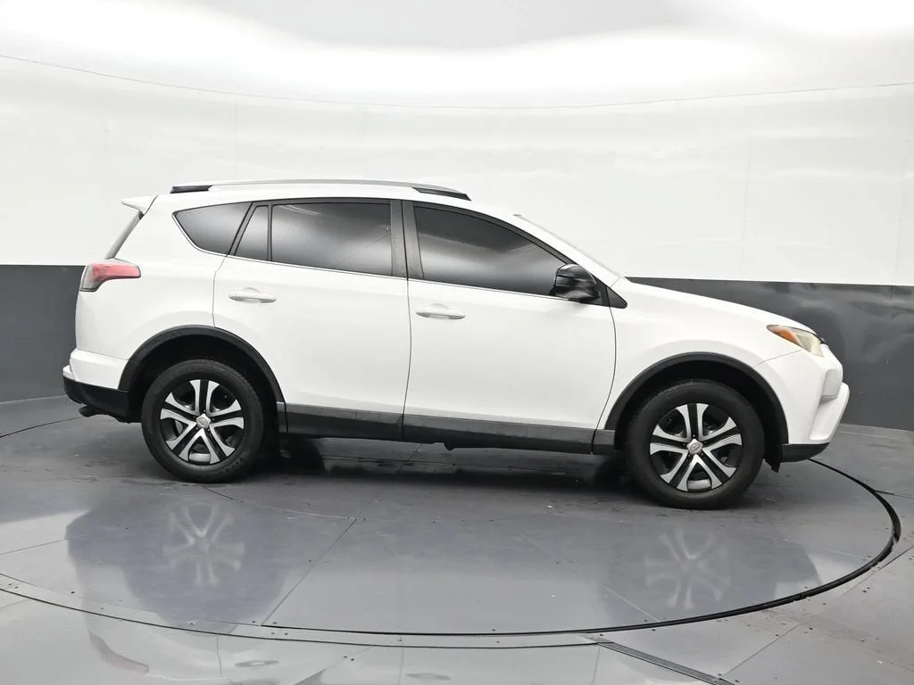 2018 Toyota RAV4 LE photo 7