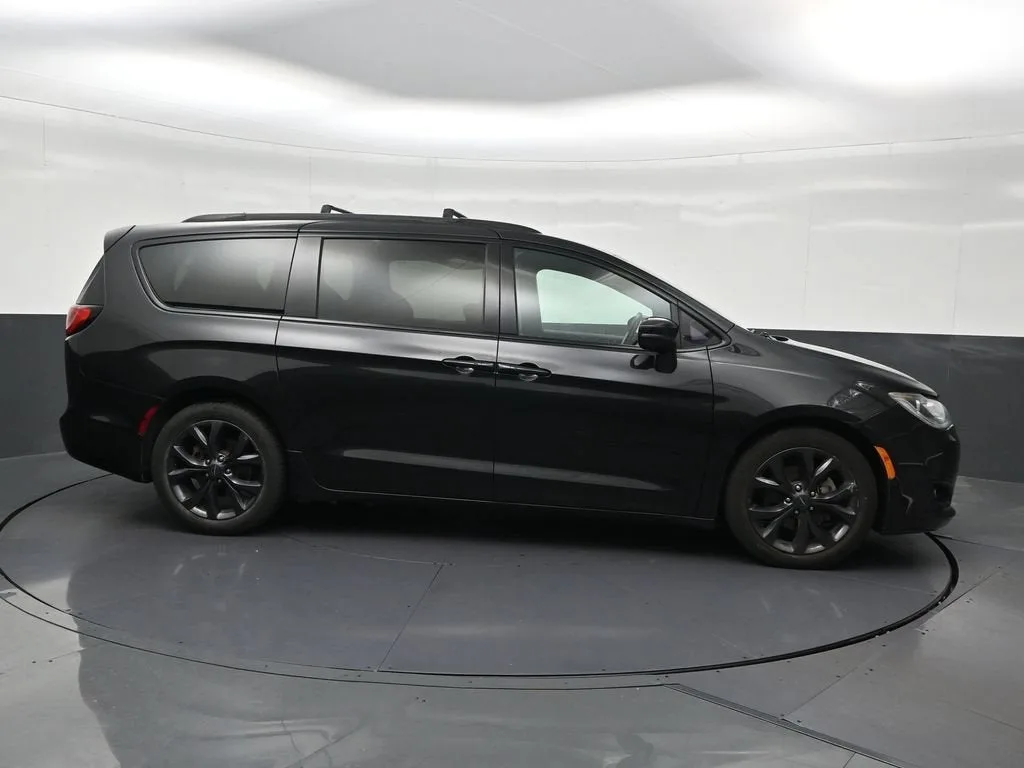 2019 Chrysler Pacifica Limited photo 7