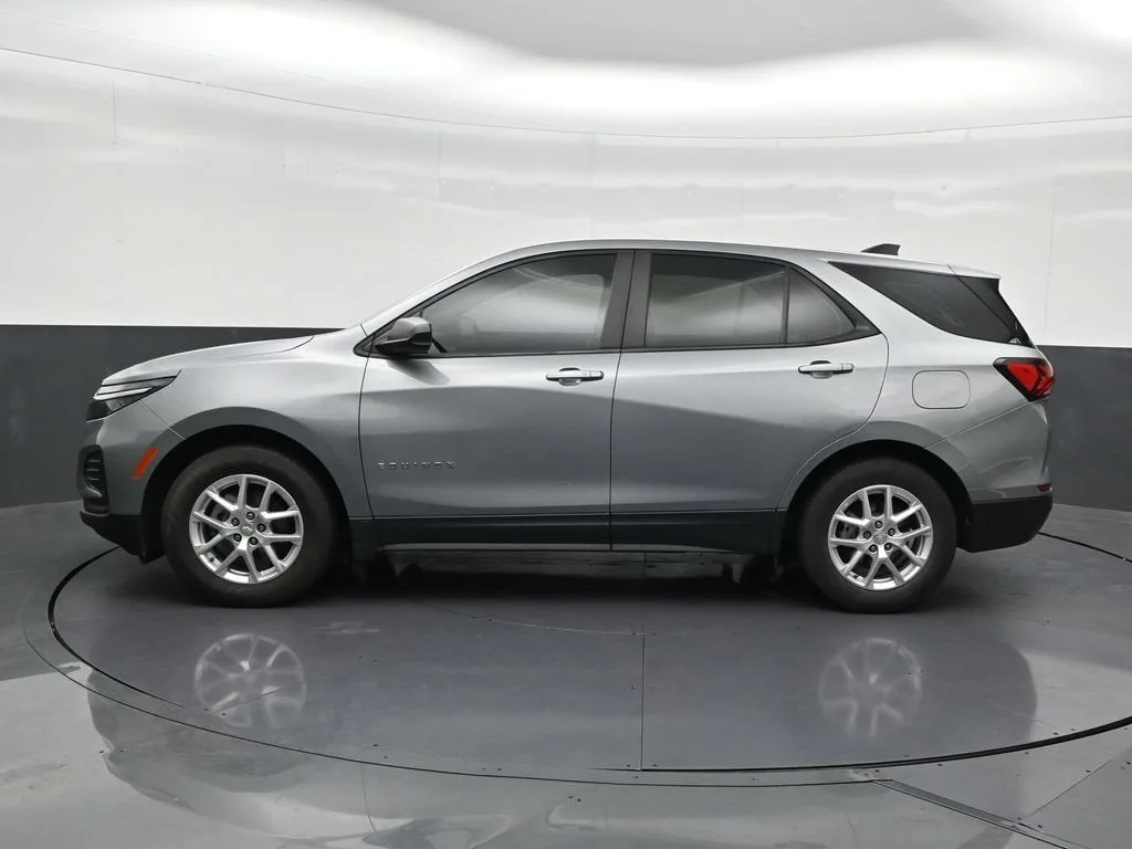 2023 Chevrolet Equinox LS photo 2