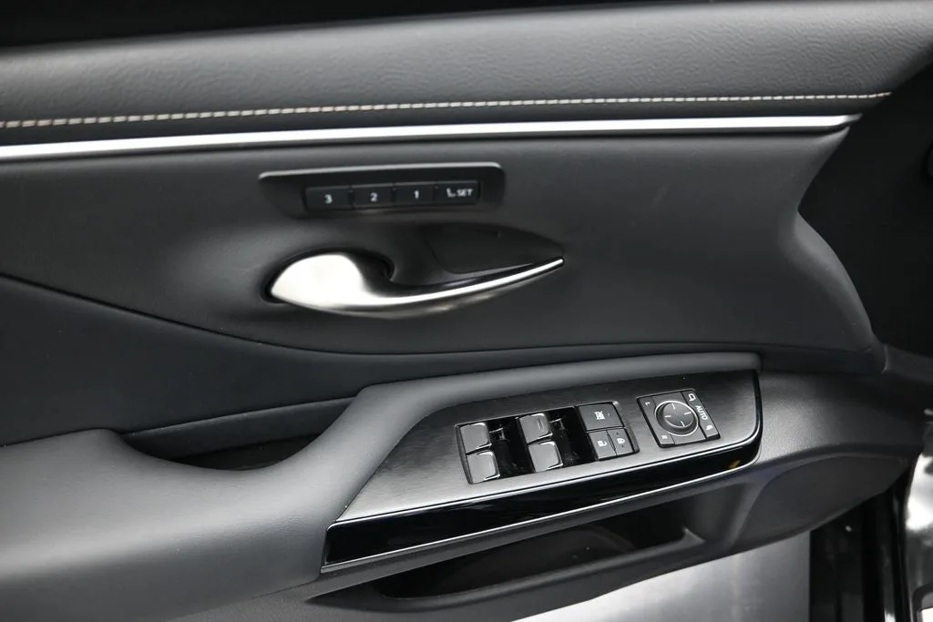 2025 Lexus ES 300h photo 10