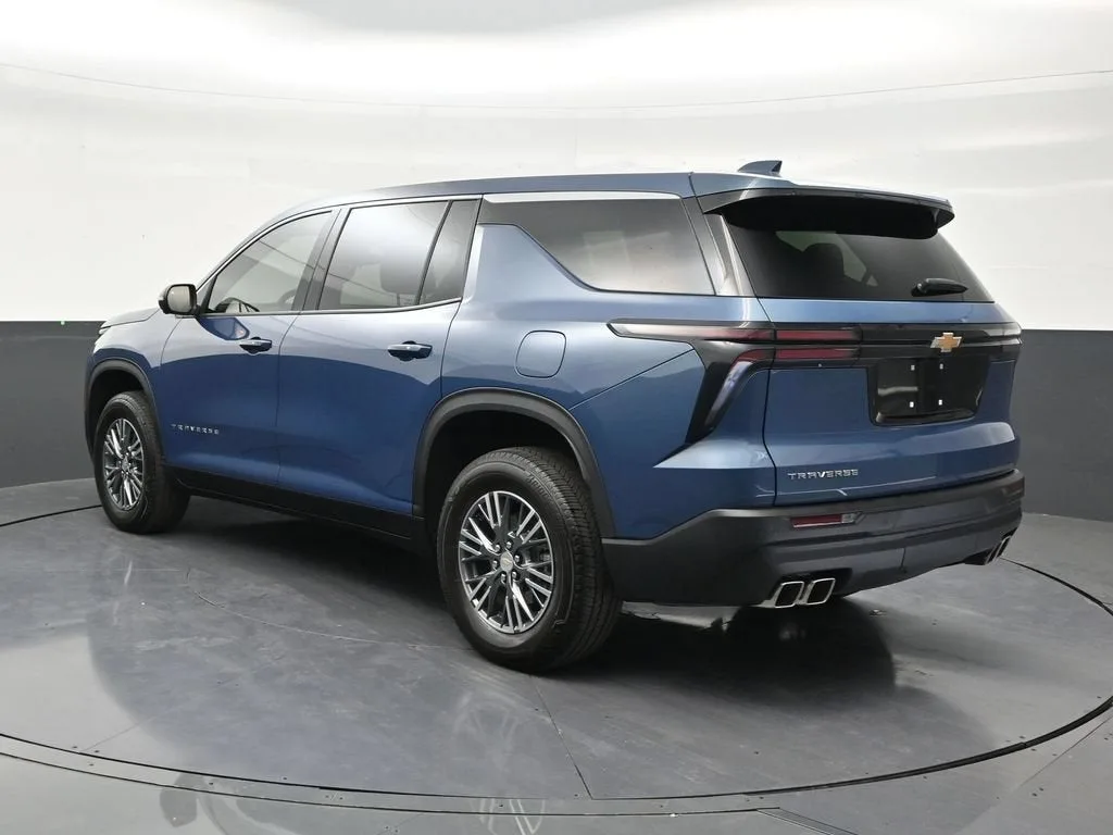 2024 Chevrolet Traverse LS photo 3