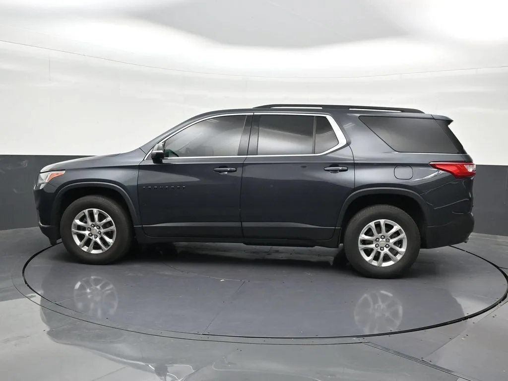 2021 Chevrolet Traverse LT Cloth photo 2