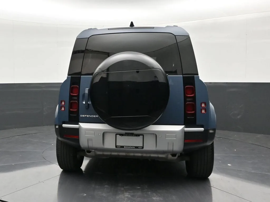 2024 Land Rover Defender 110 P300 photo 4