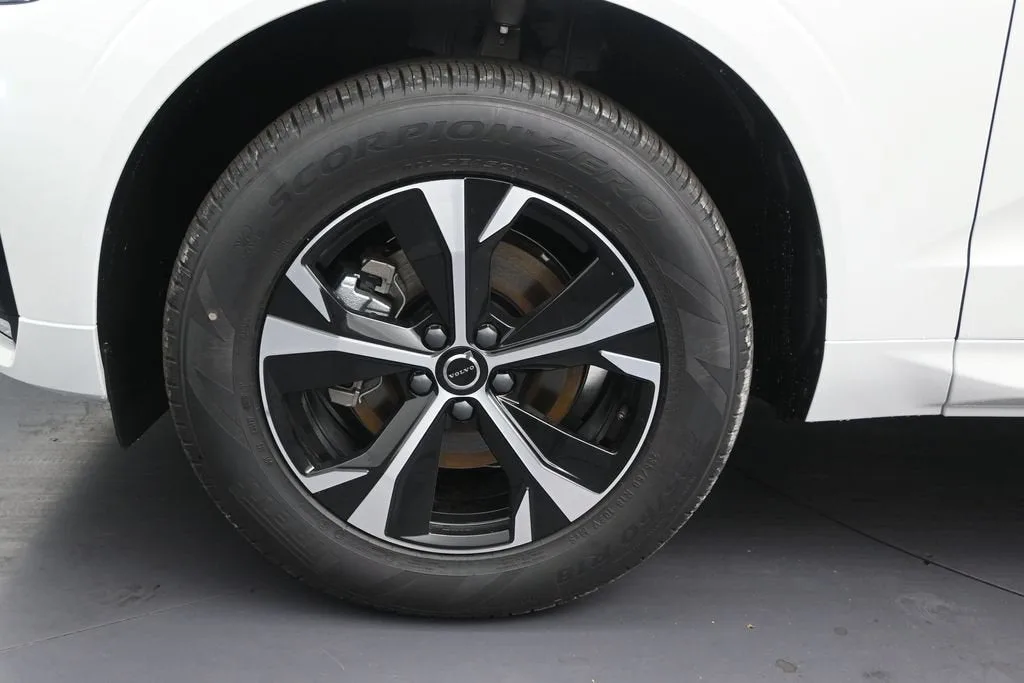 2026 Volvo XC60 B5 Core photo 10