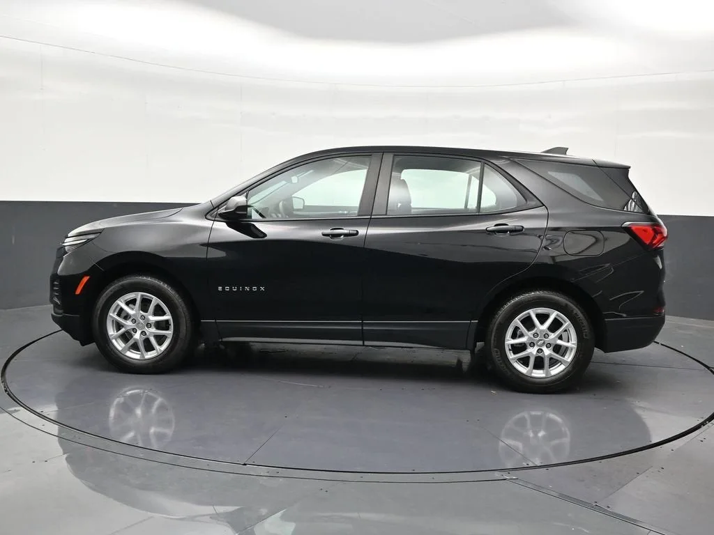 2024 Chevrolet Equinox LS photo 2
