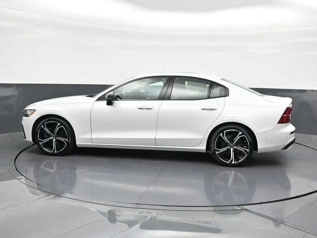 2024 Volvo S60 B5 Plus Dark Theme photo 2