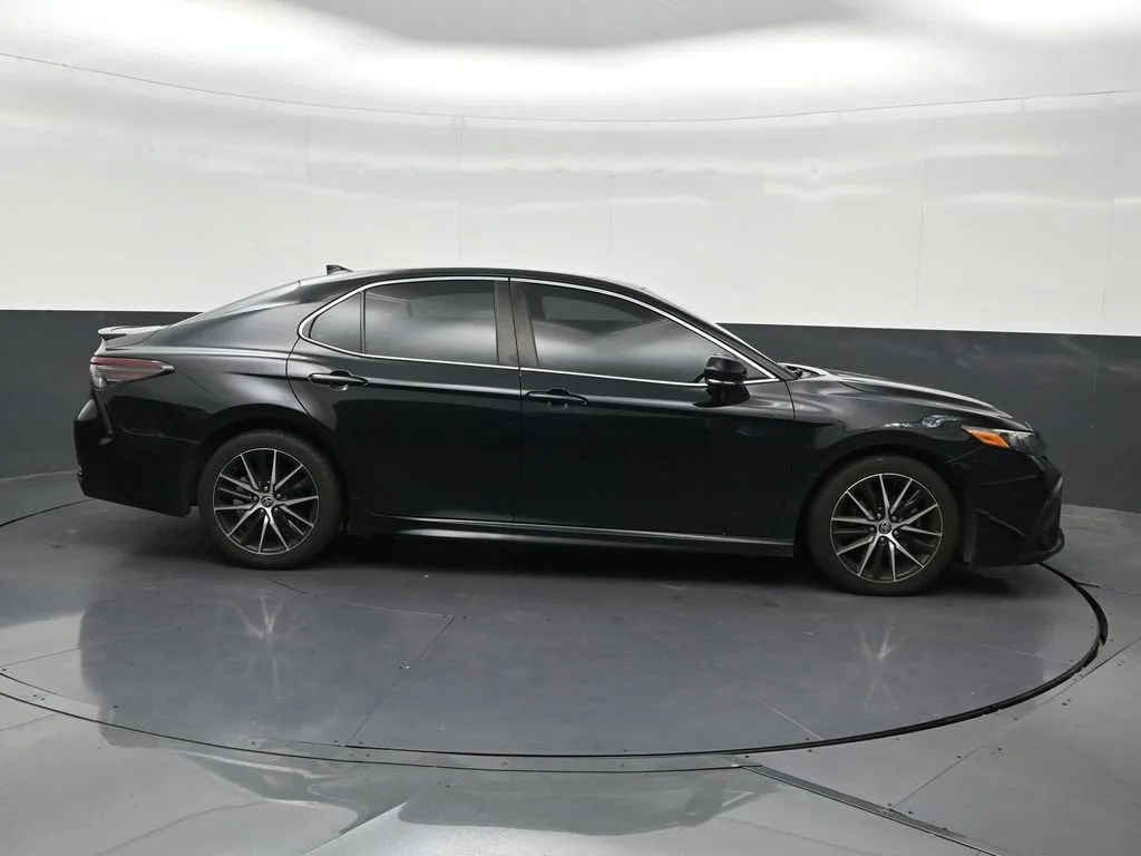 2022 Toyota Camry SE photo 7