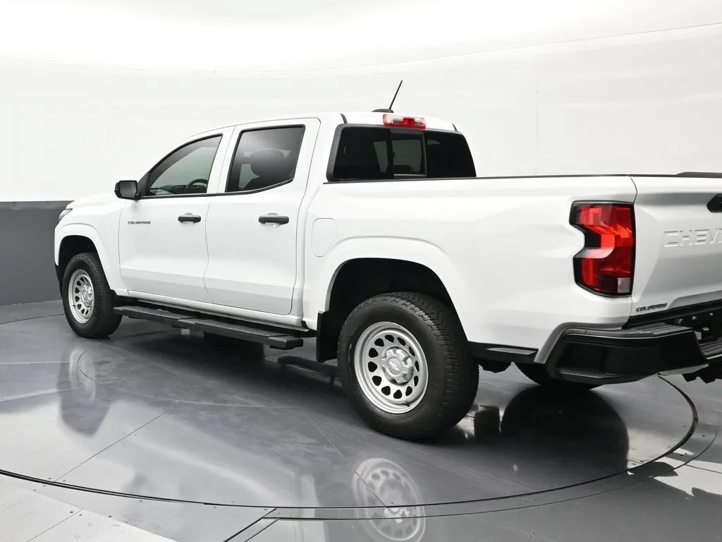 2024 Chevrolet Colorado WT photo 3