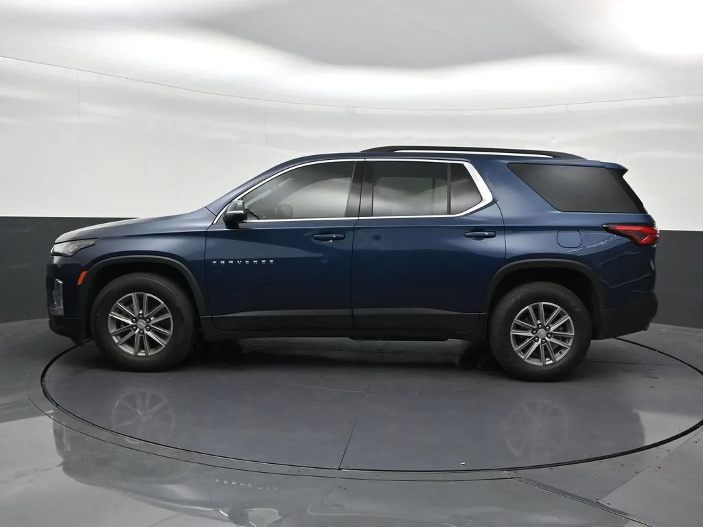2023 Chevrolet Traverse LT Cloth photo 2