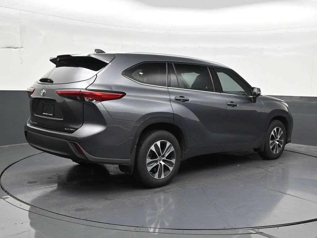 2021 Toyota Highlander XLE photo 5