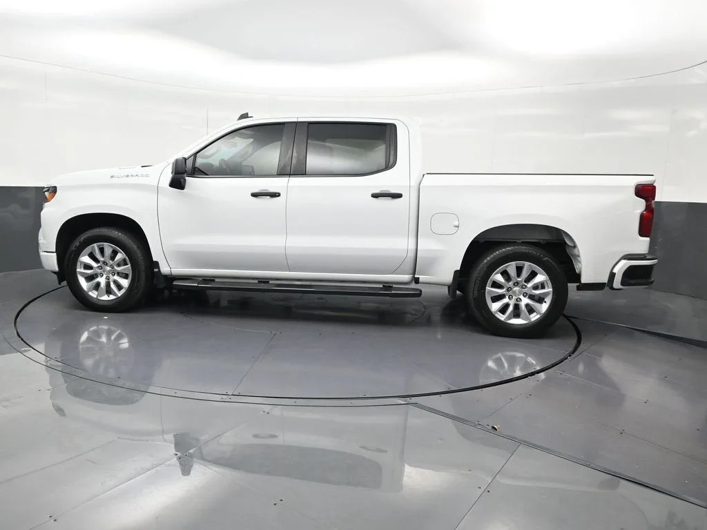 2024 Chevrolet Silverado 1500 Custom photo 2