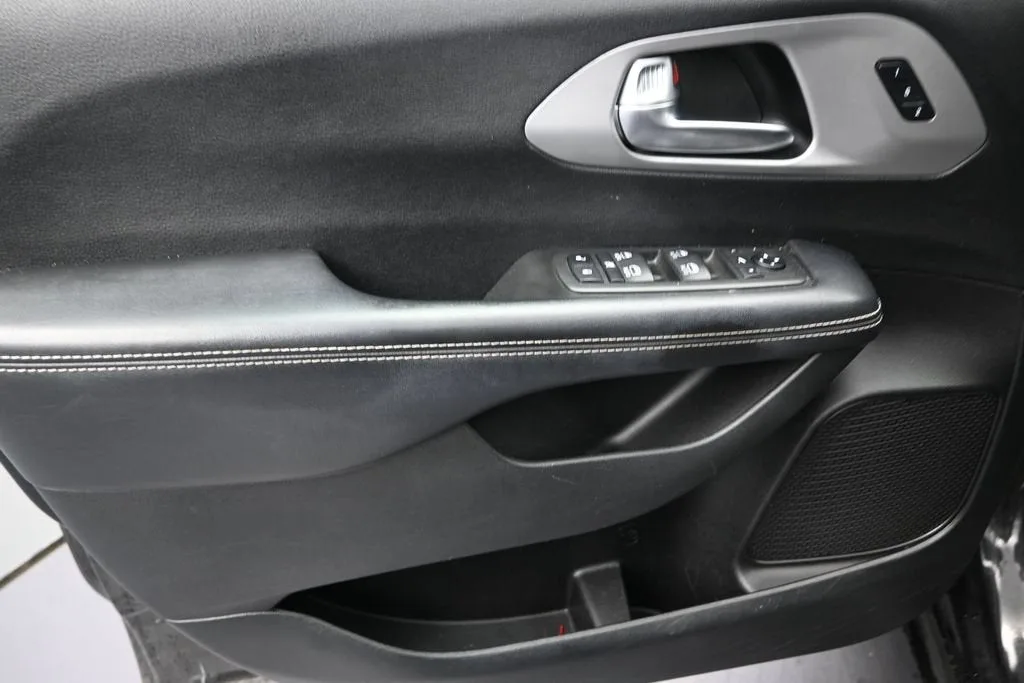 2019 Chrysler Pacifica Limited photo 12