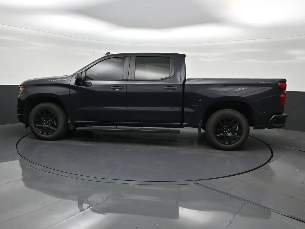 2023 Chevrolet Silverado 1500 Custom photo 2