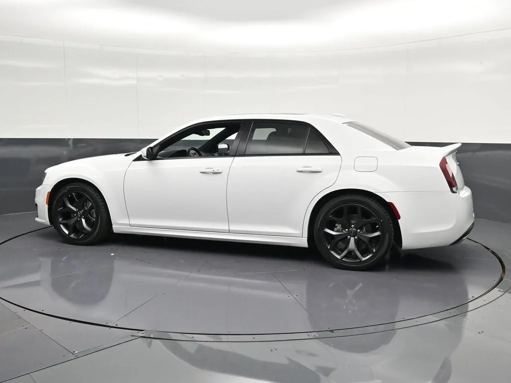 2023 Chrysler 300 S photo 8