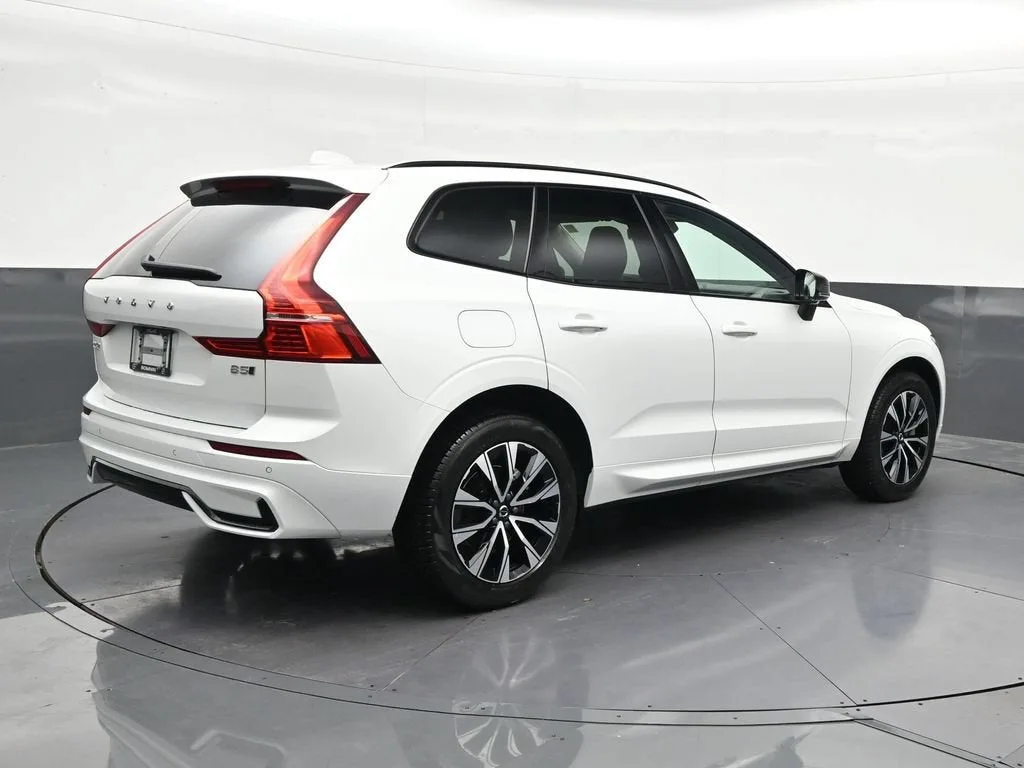 2024 Volvo XC60 B5 Core Dark Theme photo 5