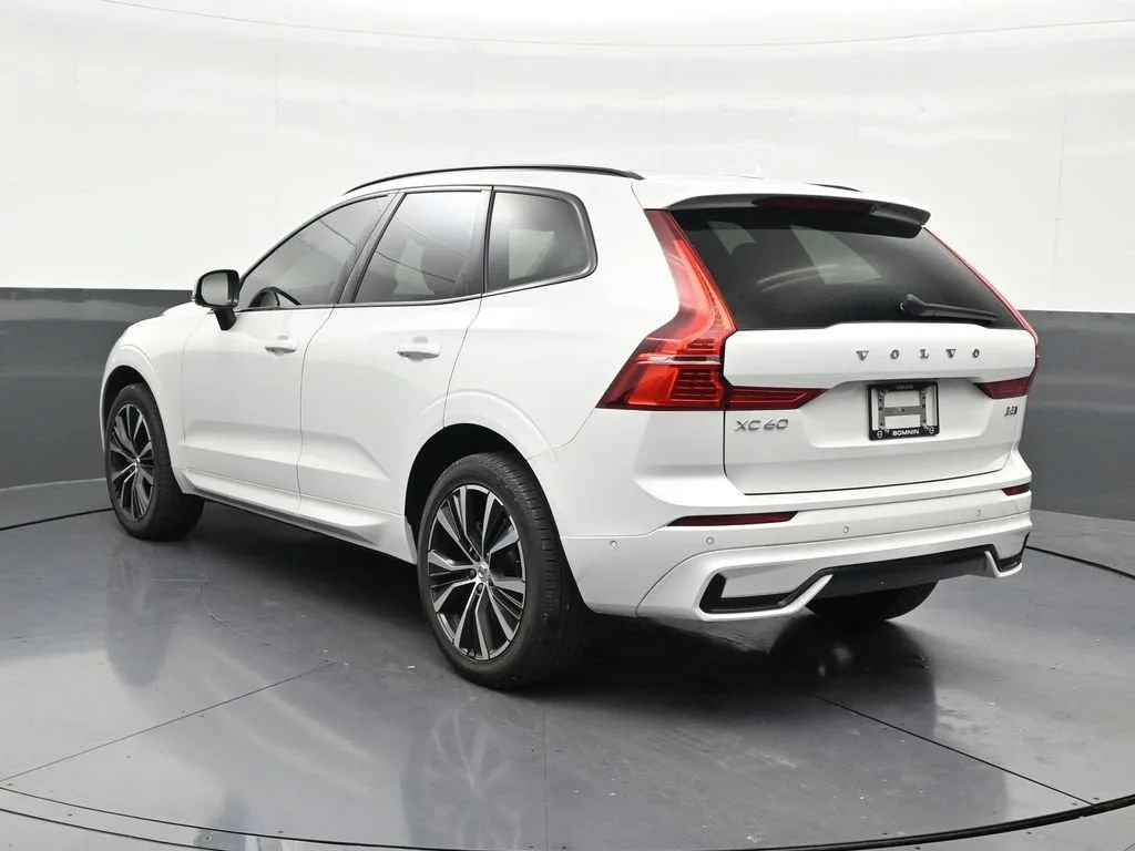 2024 Volvo XC60 B5 Plus Dark Theme photo 3