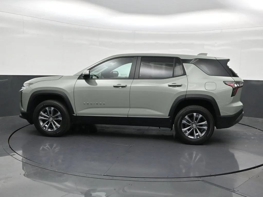 2025 Chevrolet Equinox LT photo 2