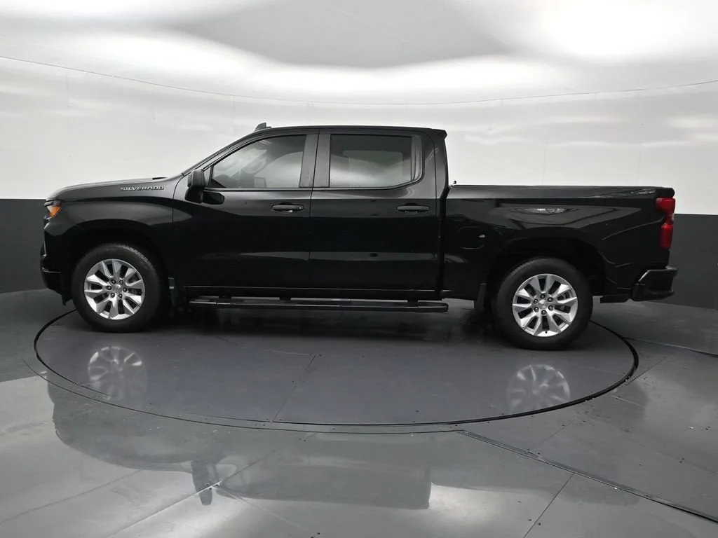 2023 Chevrolet Silverado 1500 Custom photo 2