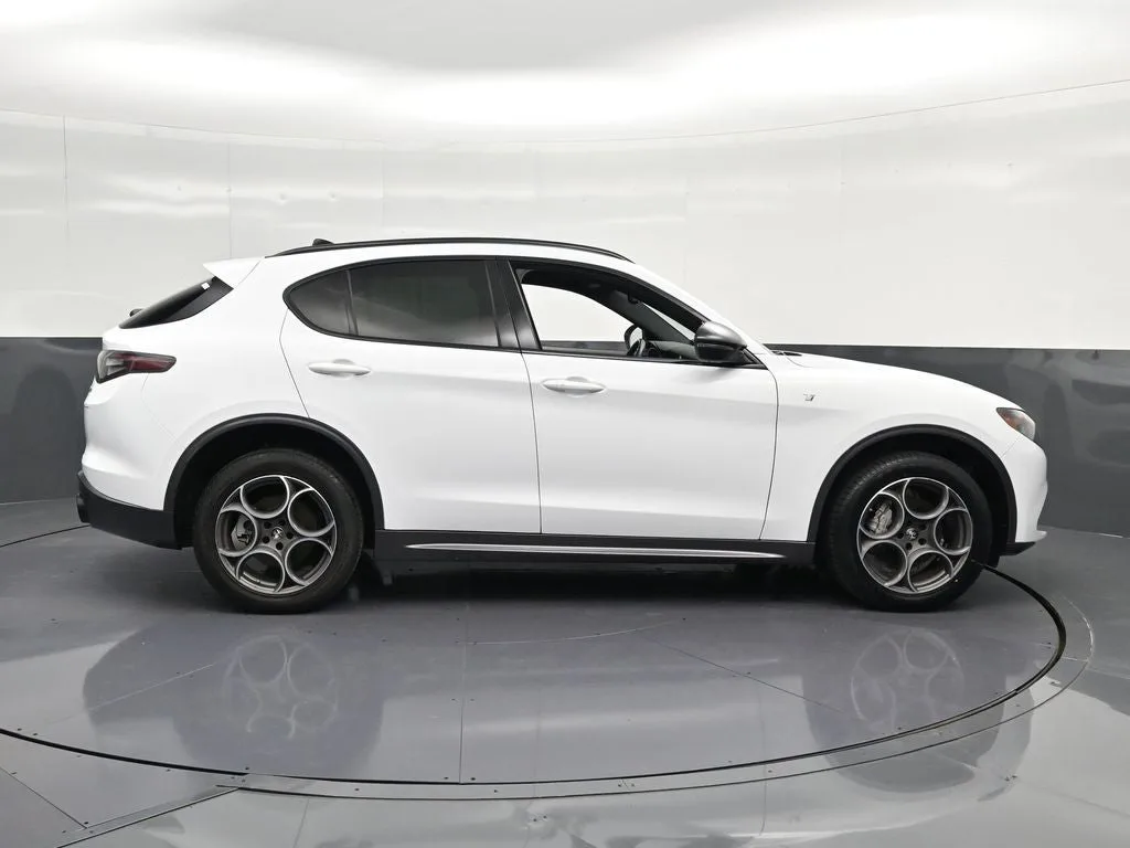 2024 Alfa Romeo Stelvio Ti photo 4