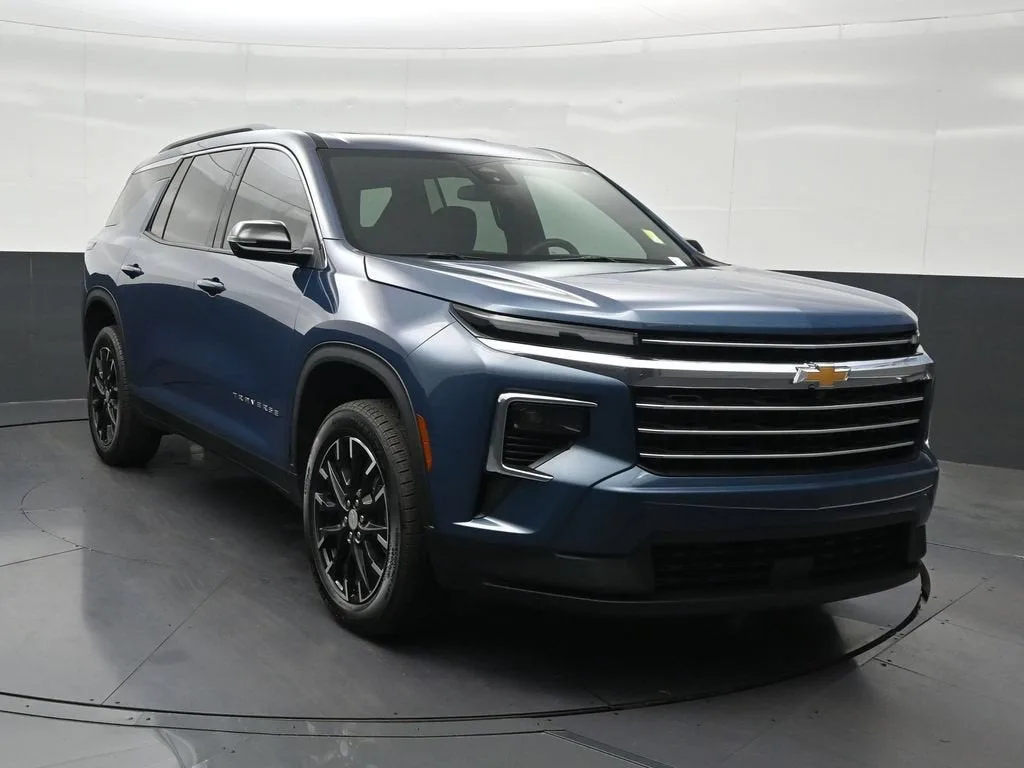 2025 Chevrolet Traverse LT photo 8