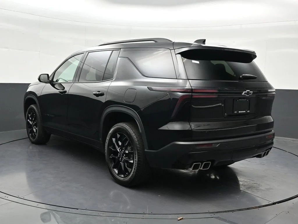 2025 Chevrolet Traverse LT photo 3